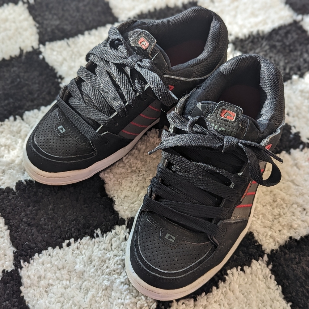 GLOBE SKATE SHOE 8.5